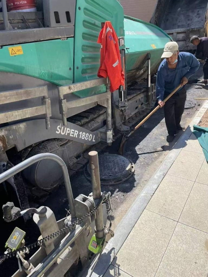 Vögele Super 1880L  - Finišer za asfalt: slika Vögele Super 1880L  - Finišer za asfalt Vögele Super 1880L  - Finišer za asfalt: slika Vögele Super 1880L  - Finišer za asfalt