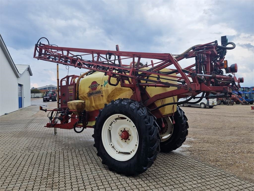 Hardi COMMANDER 4200L - Vučena prskalica: slika Hardi COMMANDER 4200L - Vučena prskalica Hardi COMMANDER 4200L - Vučena prskalica: slika Hardi COMMANDER 4200L - Vučena prskalica