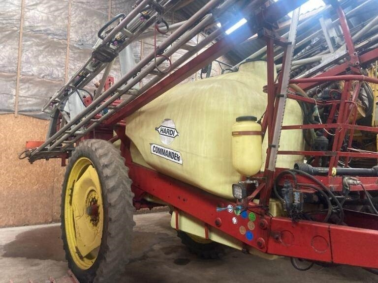 Hardi COMMANDER 4200L - Vučena prskalica: slika Hardi COMMANDER 4200L - Vučena prskalica Hardi COMMANDER 4200L - Vučena prskalica: slika Hardi COMMANDER 4200L - Vučena prskalica