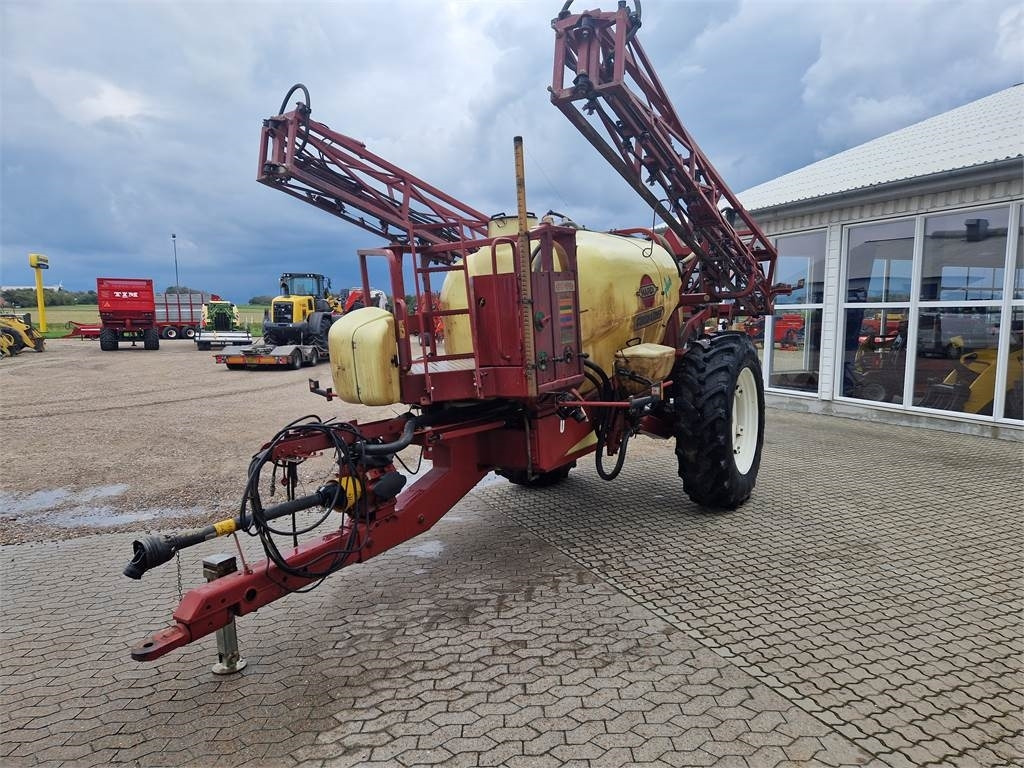 Hardi COMMANDER 4200L - Vučena prskalica: slika Hardi COMMANDER 4200L - Vučena prskalica Hardi COMMANDER 4200L - Vučena prskalica: slika Hardi COMMANDER 4200L - Vučena prskalica