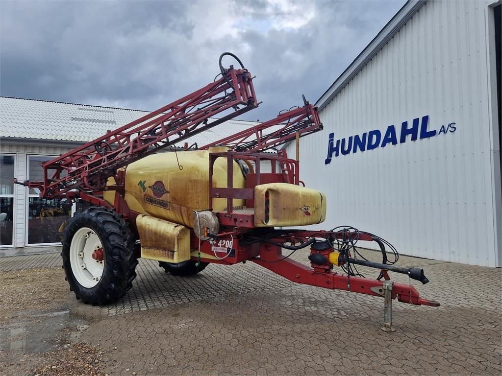 Hardi COMMANDER 4200L - Vučena prskalica: slika Hardi COMMANDER 4200L - Vučena prskalica Hardi COMMANDER 4200L - Vučena prskalica: slika Hardi COMMANDER 4200L - Vučena prskalica