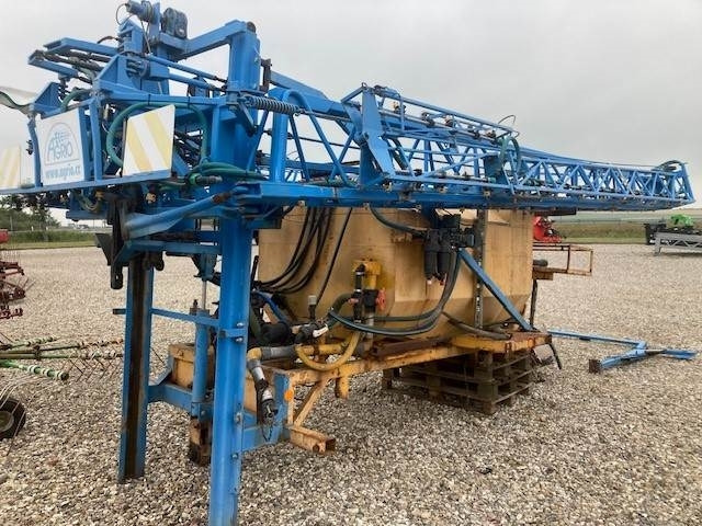 Lindus 3000 L - 30 M BOM - Prskalica za traktor: slika Lindus 3000 L - 30 M BOM - Prskalica za traktor Lindus 3000 L - 30 M BOM - Prskalica za traktor: slika Lindus 3000 L - 30 M BOM - Prskalica za traktor