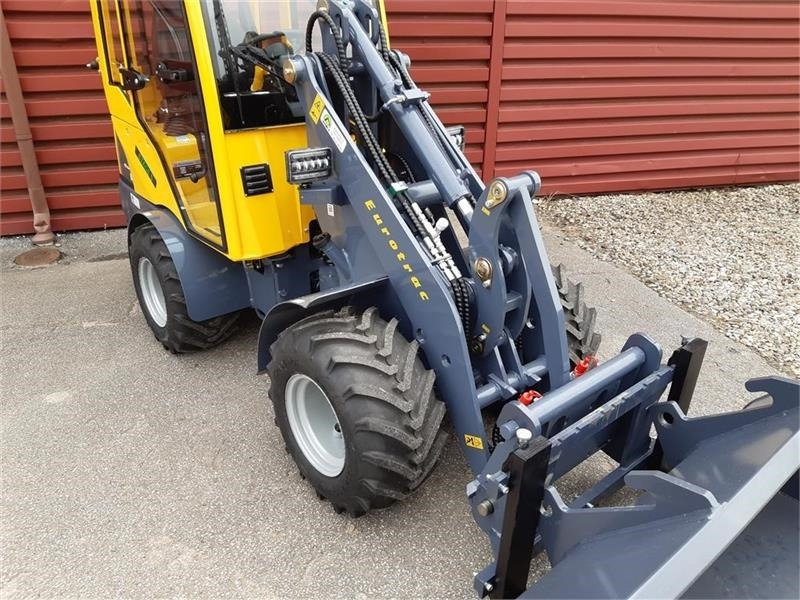 Eurotrac W11 med lang arm, førerhus, skovl og gafler - Zglobni utovarivač: slika Eurotrac W11 med lang arm, førerhus, skovl og gafler - Zglobni utovarivač Eurotrac W11 med lang arm, førerhus, skovl og gafler - Zglobni utovarivač: slika Eurotrac W11 med lang arm, førerhus, skovl og gafler - Zglobni utovarivač