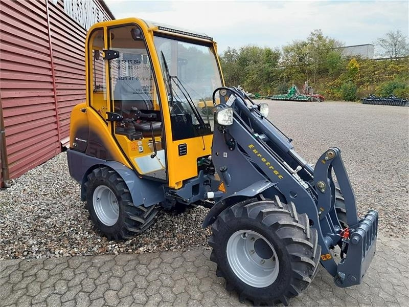 Eurotrac W12S med førerhus, skovl og gafler - Utovarivač na kotačima: slika Eurotrac W12S med førerhus, skovl og gafler - Utovarivač na kotačima Eurotrac W12S med førerhus, skovl og gafler - Utovarivač na kotačima: slika Eurotrac W12S med førerhus, skovl og gafler - Utovarivač na kotačima