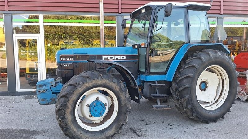 Ford 8240  - Traktor: slika Ford 8240  - Traktor Ford 8240  - Traktor: slika Ford 8240  - Traktor