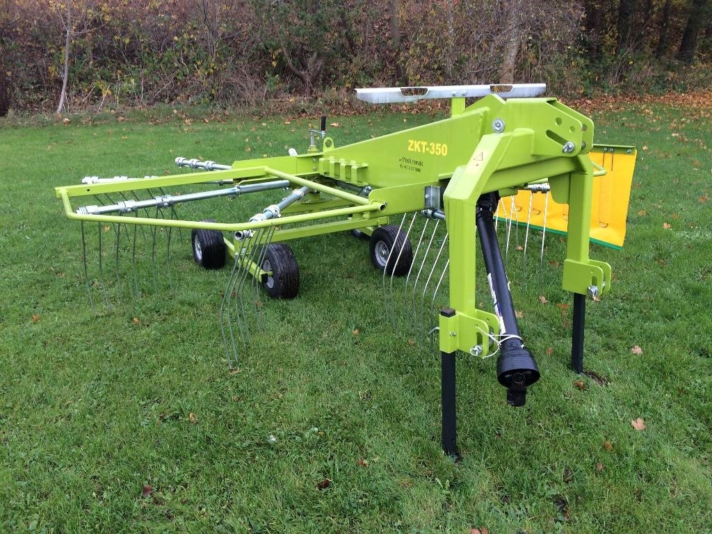 J-Maskiner 350 - Prevrtač sijena/ Grabulje: slika J-Maskiner 350 - Prevrtač sijena/ Grabulje J-Maskiner 350 - Prevrtač sijena/ Grabulje: slika J-Maskiner 350 - Prevrtač sijena/ Grabulje