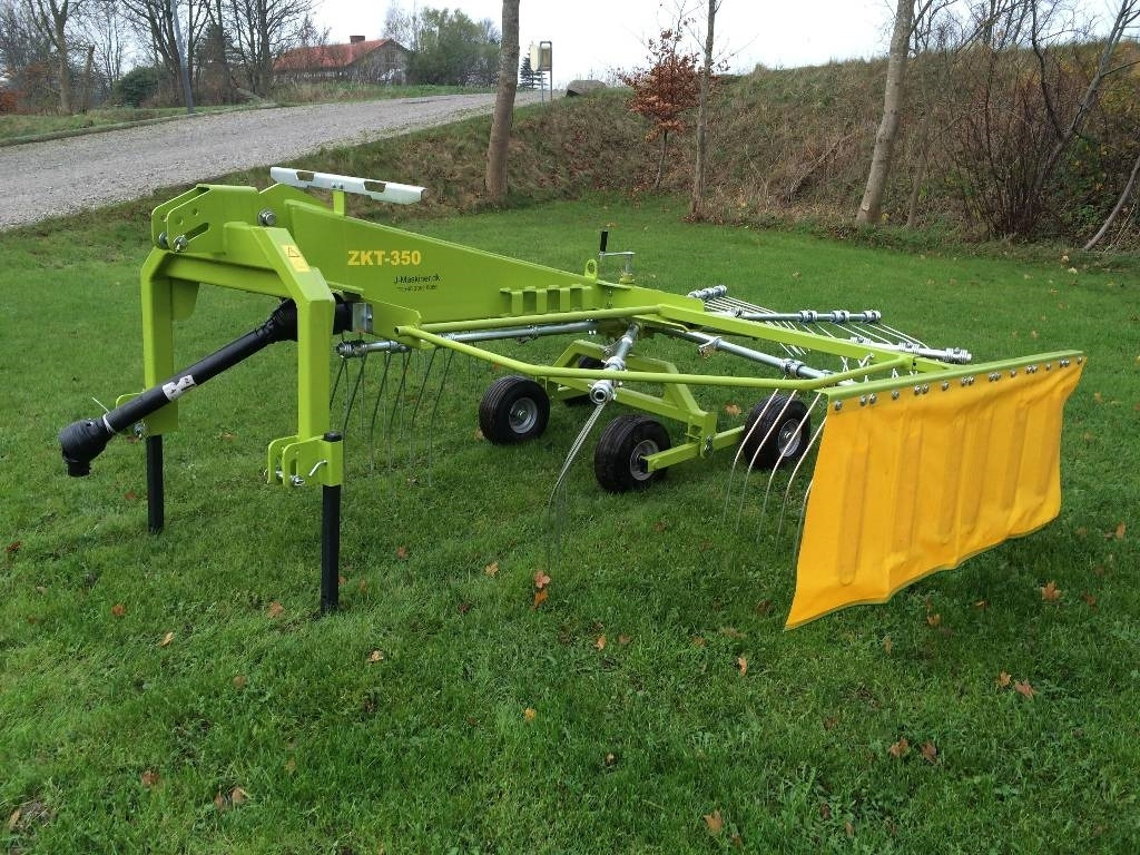 J-Maskiner 350 - Prevrtač sijena/ Grabulje: slika J-Maskiner 350 - Prevrtač sijena/ Grabulje J-Maskiner 350 - Prevrtač sijena/ Grabulje: slika J-Maskiner 350 - Prevrtač sijena/ Grabulje