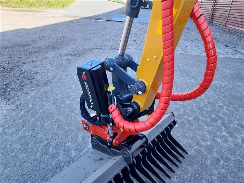 Mini bager XCMG xe27e med rototilt: slika Mini bager XCMG xe27e med rototilt