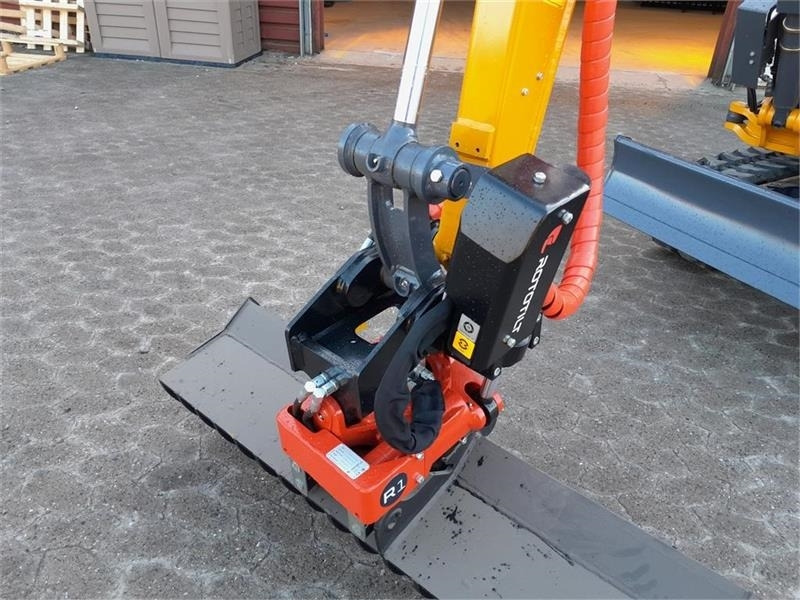 Mini bager XCMG xe27e med rototilt: slika Mini bager XCMG xe27e med rototilt