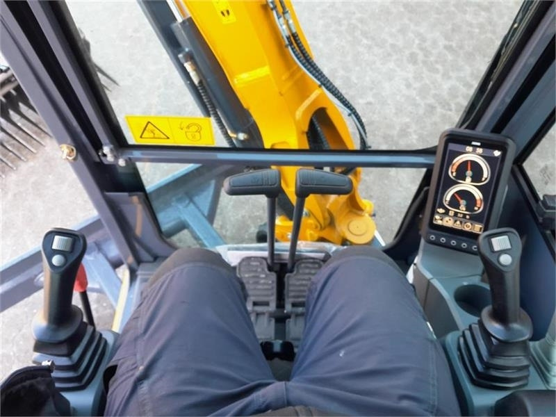 Mini bager XCMG xe27e med rototilt: slika Mini bager XCMG xe27e med rototilt