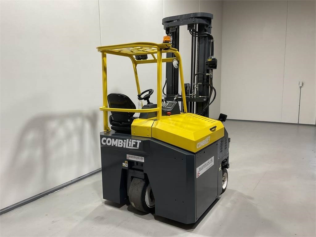 Combilift CBE3000 - 4-smjerni regalni viličar: slika Combilift CBE3000 - 4-smjerni regalni viličar Combilift CBE3000 - 4-smjerni regalni viličar: slika Combilift CBE3000 - 4-smjerni regalni viličar