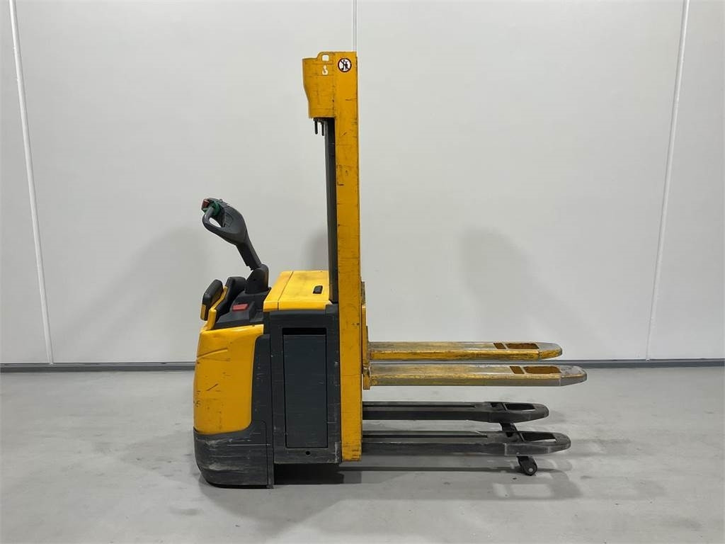 Jungheinrich ERC 212Z - Slagač stoga: slika Jungheinrich ERC 212Z - Slagač stoga Jungheinrich ERC 212Z - Slagač stoga: slika Jungheinrich ERC 212Z - Slagač stoga