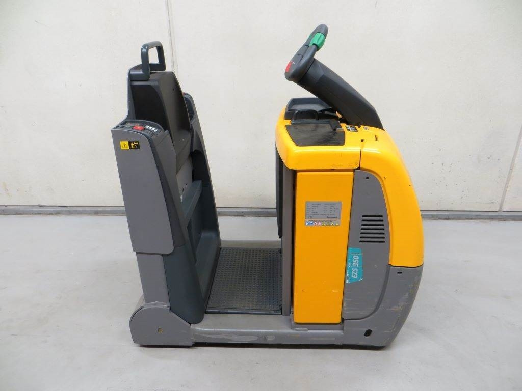 Jungheinrich EZS 350 - Terminalni traktor: slika Jungheinrich EZS 350 - Terminalni traktor Jungheinrich EZS 350 - Terminalni traktor: slika Jungheinrich EZS 350 - Terminalni traktor
