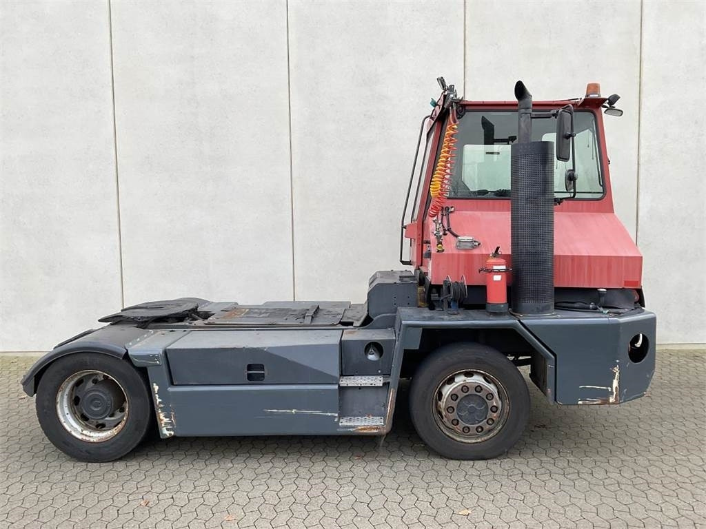 Kalmar TT2000 - Terminalni traktor: slika Kalmar TT2000 - Terminalni traktor Kalmar TT2000 - Terminalni traktor: slika Kalmar TT2000 - Terminalni traktor