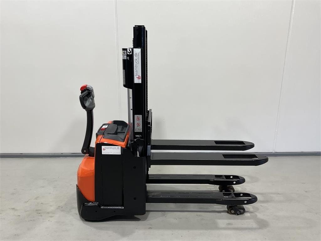 Toyota SWE200D - Slagač stoga: slika Toyota SWE200D - Slagač stoga Toyota SWE200D - Slagač stoga: slika Toyota SWE200D - Slagač stoga