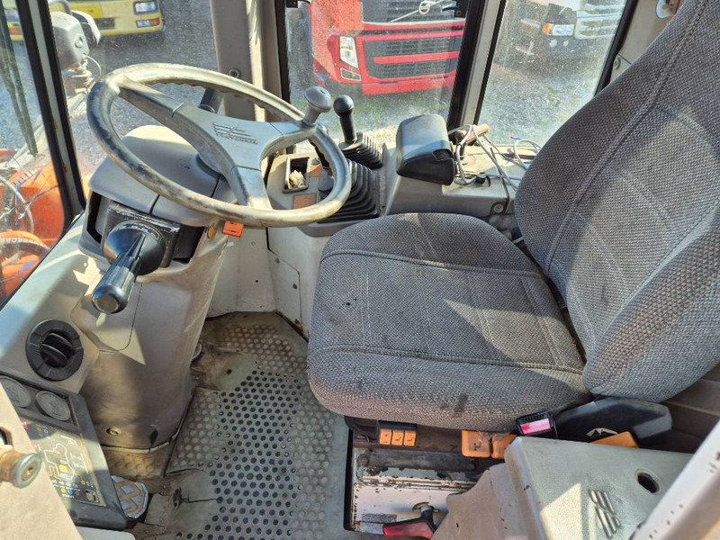 Utovarivač na kotačima Hitachi FR 130: slika Utovarivač na kotačima Hitachi FR 130