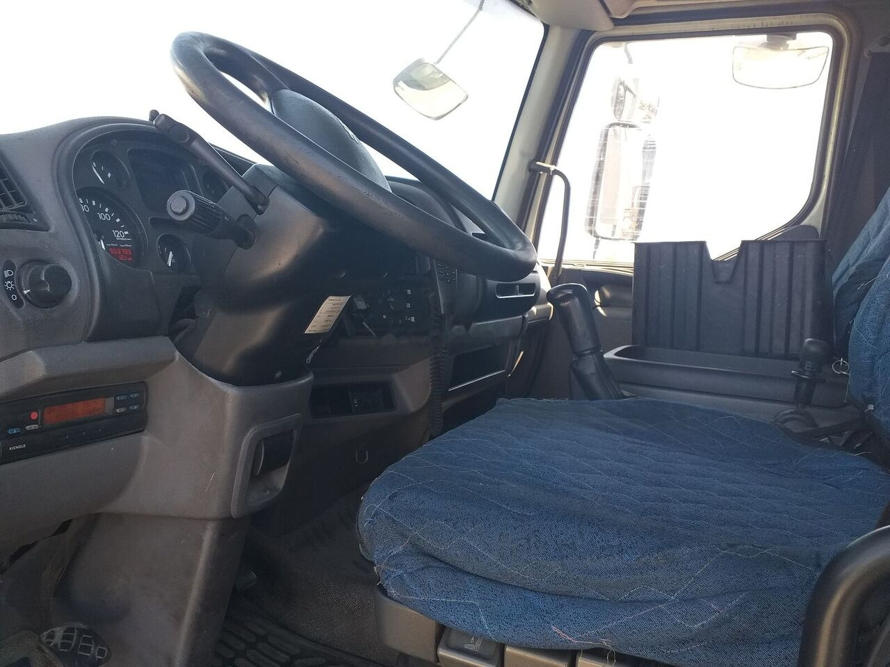 Kamion s ceradom DAF 45.150 E.3: slika Kamion s ceradom DAF 45.150 E.3