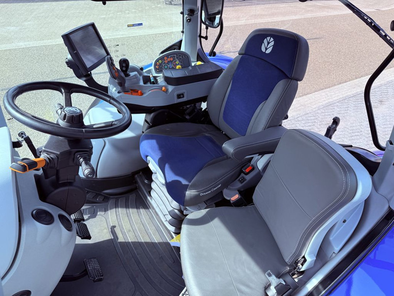 New Holland T7.245 AC STAGE V - Traktor: slika New Holland T7.245 AC STAGE V - Traktor New Holland T7.245 AC STAGE V - Traktor: slika New Holland T7.245 AC STAGE V - Traktor