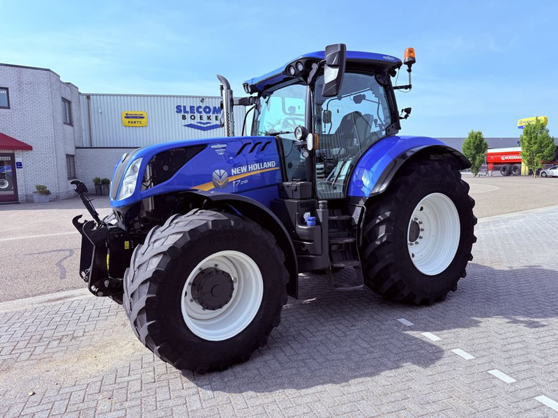 New Holland T7.245 AC STAGE V - Traktor: slika New Holland T7.245 AC STAGE V - Traktor New Holland T7.245 AC STAGE V - Traktor: slika New Holland T7.245 AC STAGE V - Traktor