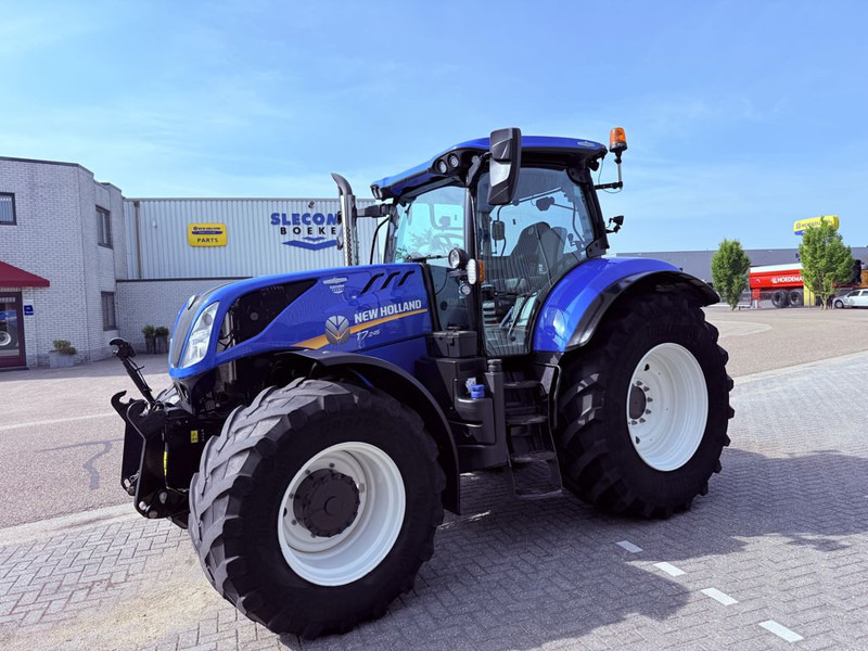 New Holland T7.245 AC STAGE V - Traktor: slika New Holland T7.245 AC STAGE V - Traktor New Holland T7.245 AC STAGE V - Traktor: slika New Holland T7.245 AC STAGE V - Traktor