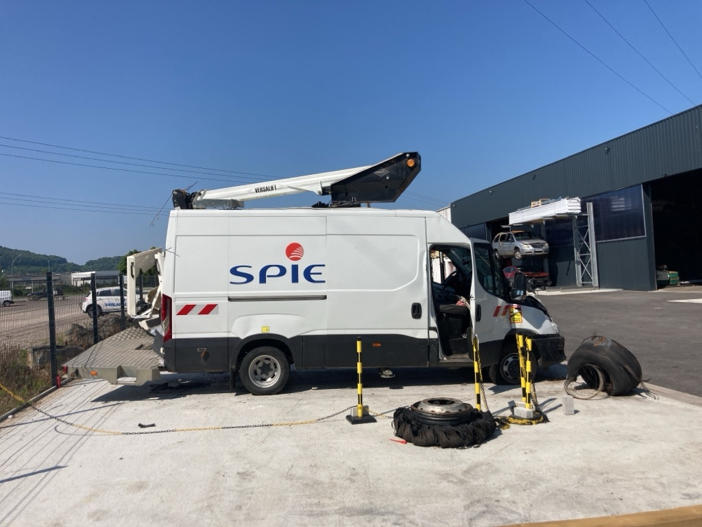 IVECO DAILY FOURGON 50C18 - Podizna platforma montirana na kamion: slika IVECO DAILY FOURGON 50C18 - Podizna platforma montirana na kamion IVECO DAILY FOURGON 50C18 - Podizna platforma montirana na kamion: slika IVECO DAILY FOURGON 50C18 - Podizna platforma montirana na kamion