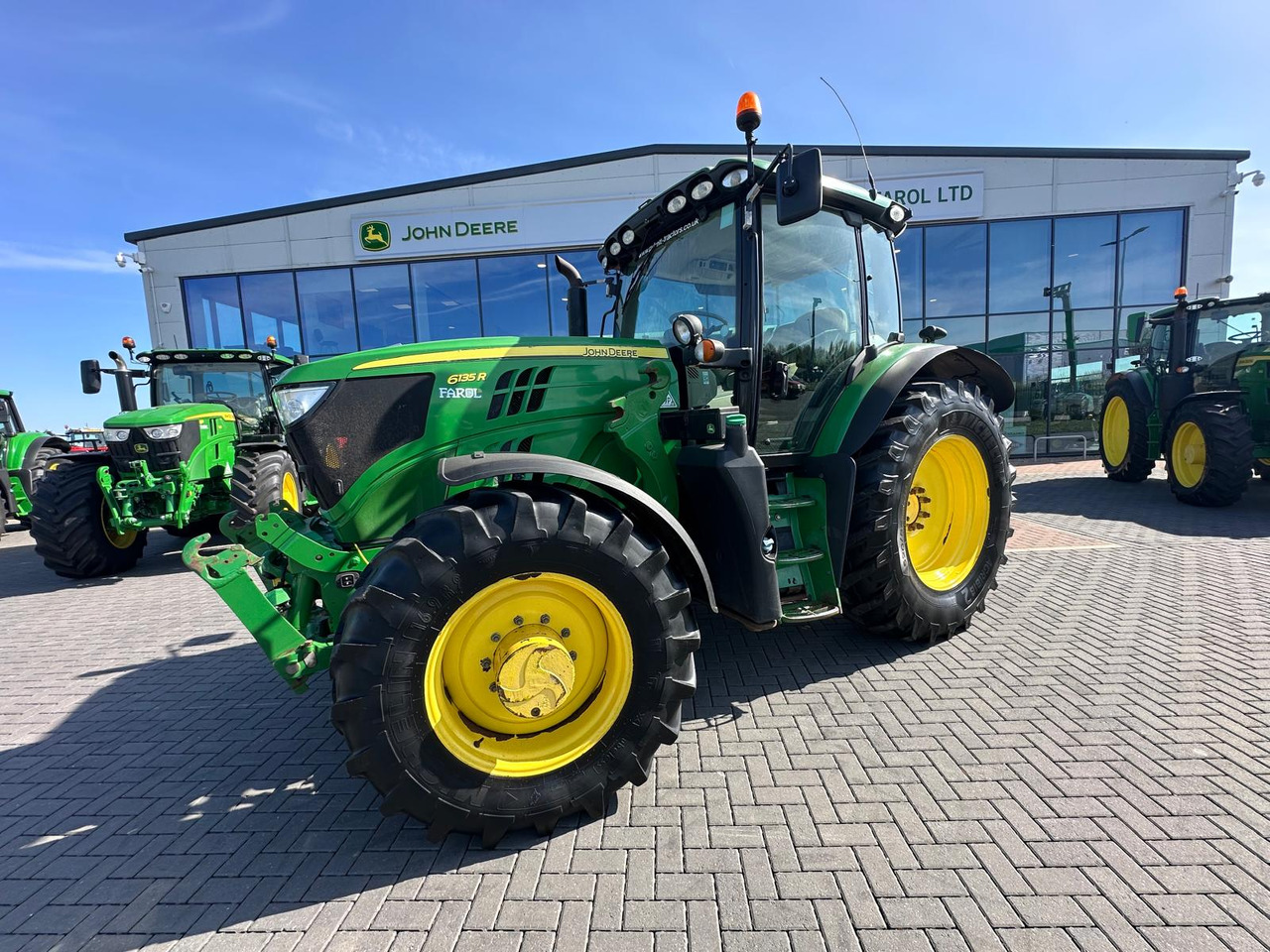 JOHN DEERE 6135R - Traktor: slika JOHN DEERE 6135R - Traktor JOHN DEERE 6135R - Traktor: slika JOHN DEERE 6135R - Traktor