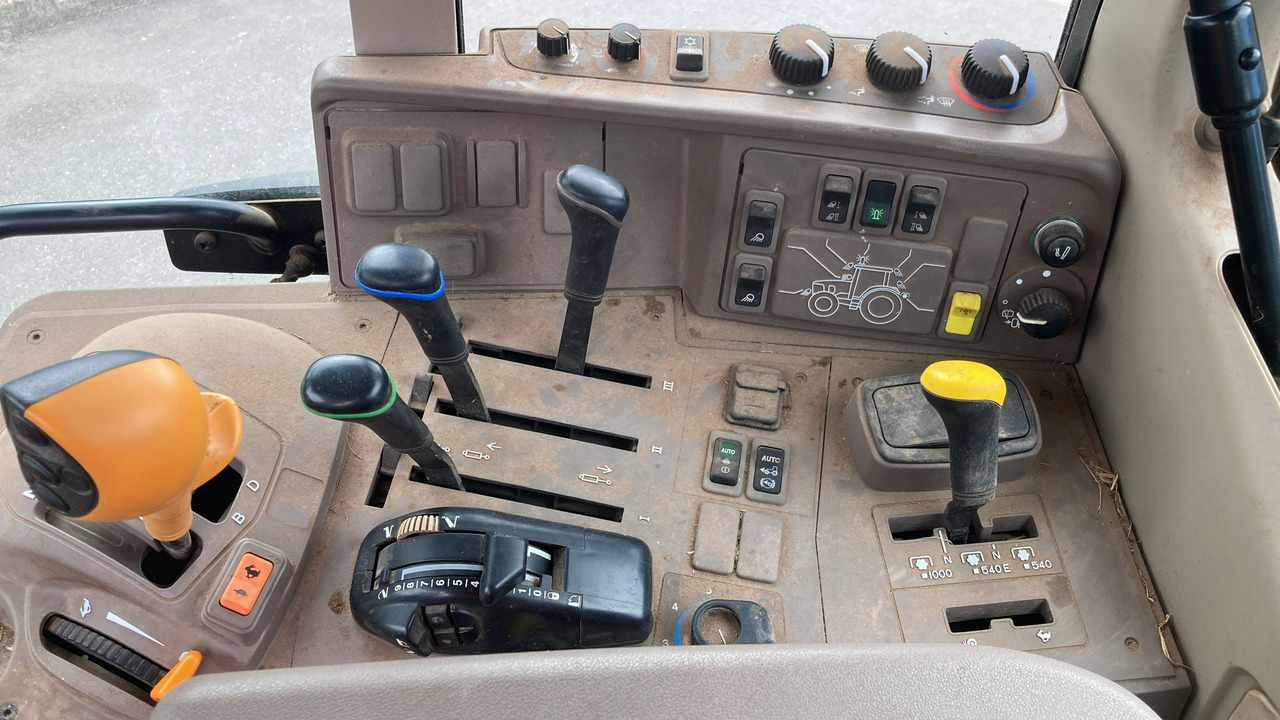 Traktor John Deer 6155M: slika Traktor John Deer 6155M