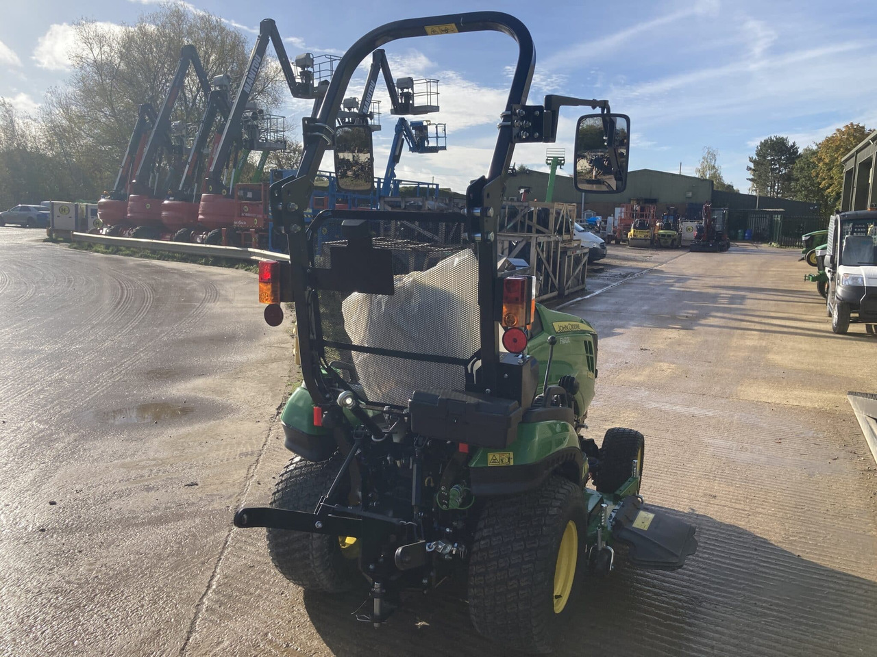 John Deere 1026R compact tractor - Mali traktor: slika John Deere 1026R compact tractor - Mali traktor John Deere 1026R compact tractor - Mali traktor: slika John Deere 1026R compact tractor - Mali traktor