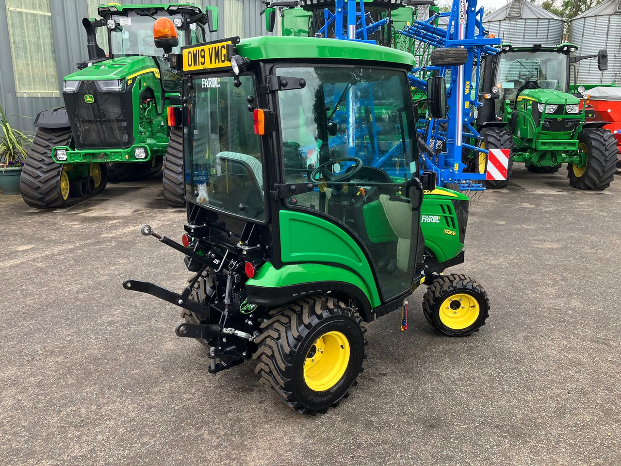 John Deere 1026R compact tractor - Mali traktor: slika John Deere 1026R compact tractor - Mali traktor John Deere 1026R compact tractor - Mali traktor: slika John Deere 1026R compact tractor - Mali traktor