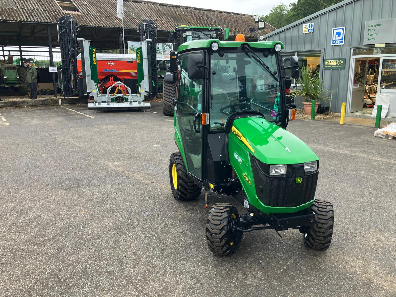 John Deere 1026R compact tractor - Mali traktor: slika John Deere 1026R compact tractor - Mali traktor John Deere 1026R compact tractor - Mali traktor: slika John Deere 1026R compact tractor - Mali traktor