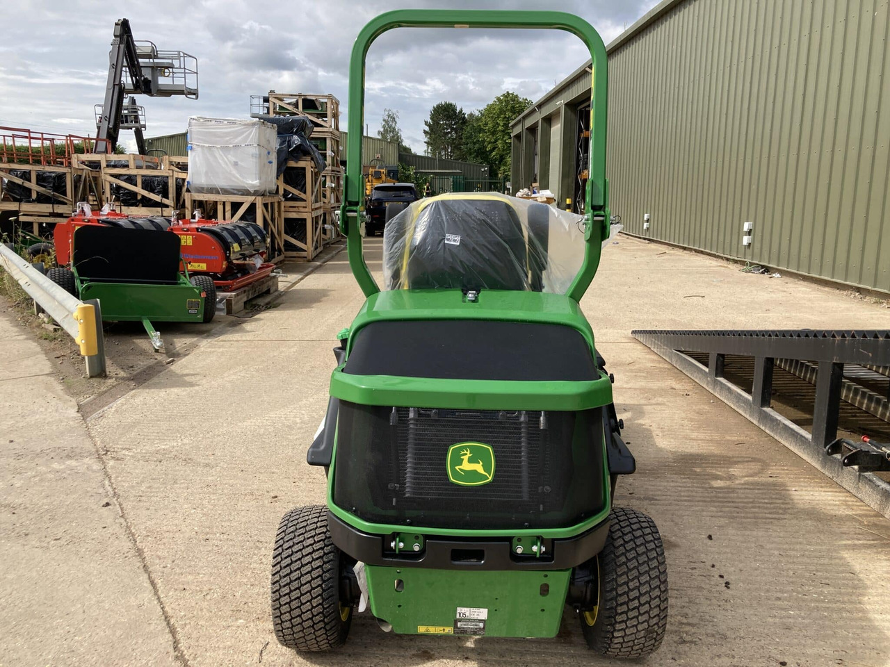 John Deere 1550 front mower - Vrtna kosilica: slika John Deere 1550 front mower - Vrtna kosilica John Deere 1550 front mower - Vrtna kosilica: slika John Deere 1550 front mower - Vrtna kosilica