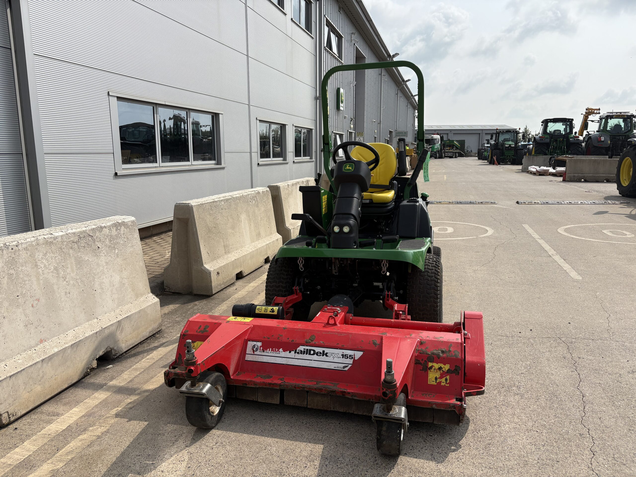 John Deere 1570 Outfront with Trimax FX155 Flail Mower - Vrtna kosilica: slika John Deere 1570 Outfront with Trimax FX155 Flail Mower - Vrtna kosilica John Deere 1570 Outfront with Trimax FX155 Flail Mower - Vrtna kosilica: slika John Deere 1570 Outfront with Trimax FX155 Flail Mower - Vrtna kosilica