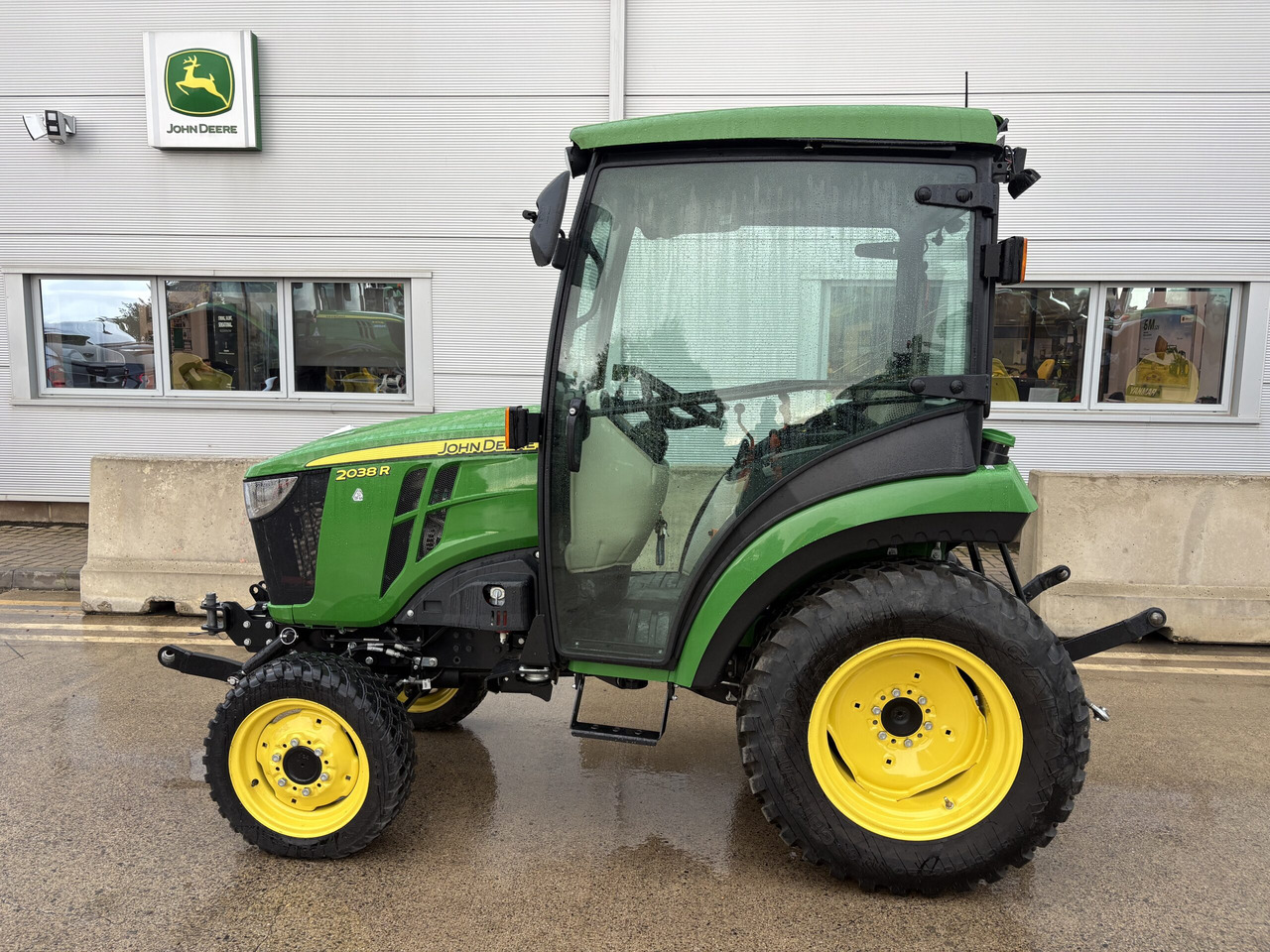 John Deere 2038R Compact Tractor - Mali traktor: slika  John Deere 2038R Compact Tractor - Mali traktor John Deere 2038R Compact Tractor - Mali traktor: slika  John Deere 2038R Compact Tractor - Mali traktor