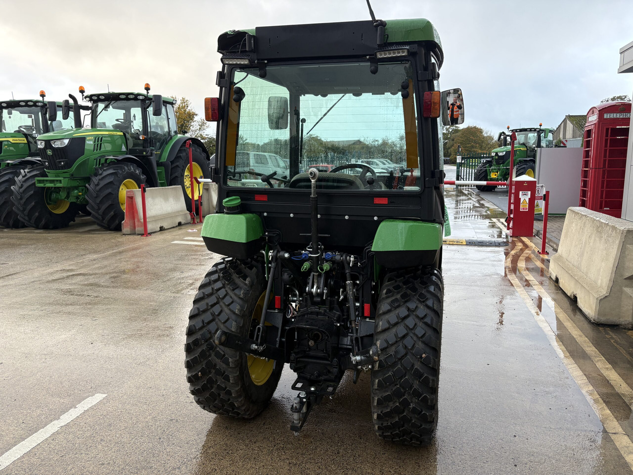 John Deere 2038R Compact Tractor - Mali traktor: slika  John Deere 2038R Compact Tractor - Mali traktor John Deere 2038R Compact Tractor - Mali traktor: slika  John Deere 2038R Compact Tractor - Mali traktor
