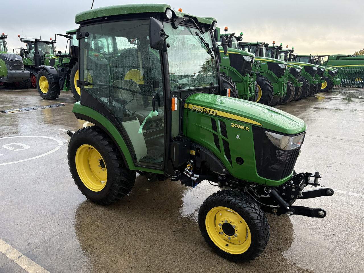 John Deere 2038R Compact Tractor - Mali traktor: slika  John Deere 2038R Compact Tractor - Mali traktor John Deere 2038R Compact Tractor - Mali traktor: slika  John Deere 2038R Compact Tractor - Mali traktor