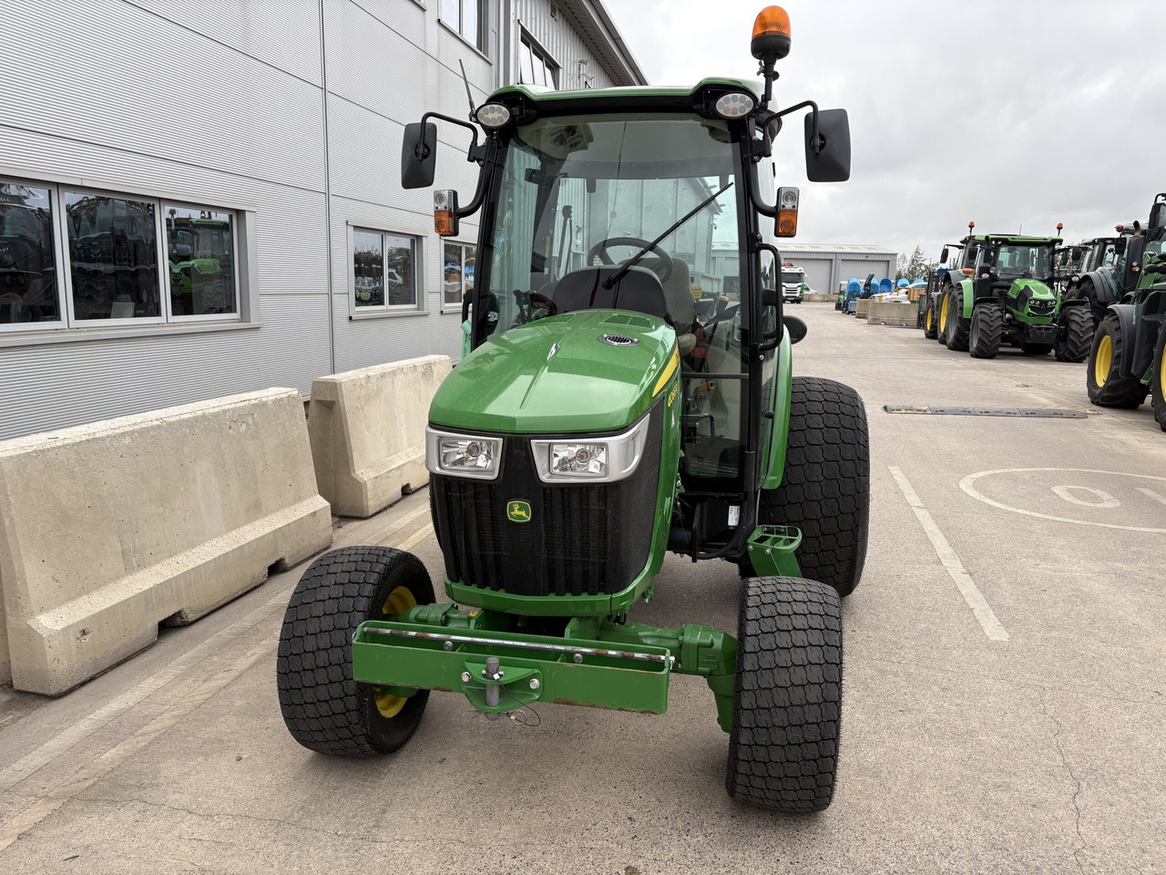 John Deere 4066R Compact Tractor - Mali traktor: slika John Deere 4066R Compact Tractor - Mali traktor John Deere 4066R Compact Tractor - Mali traktor: slika John Deere 4066R Compact Tractor - Mali traktor