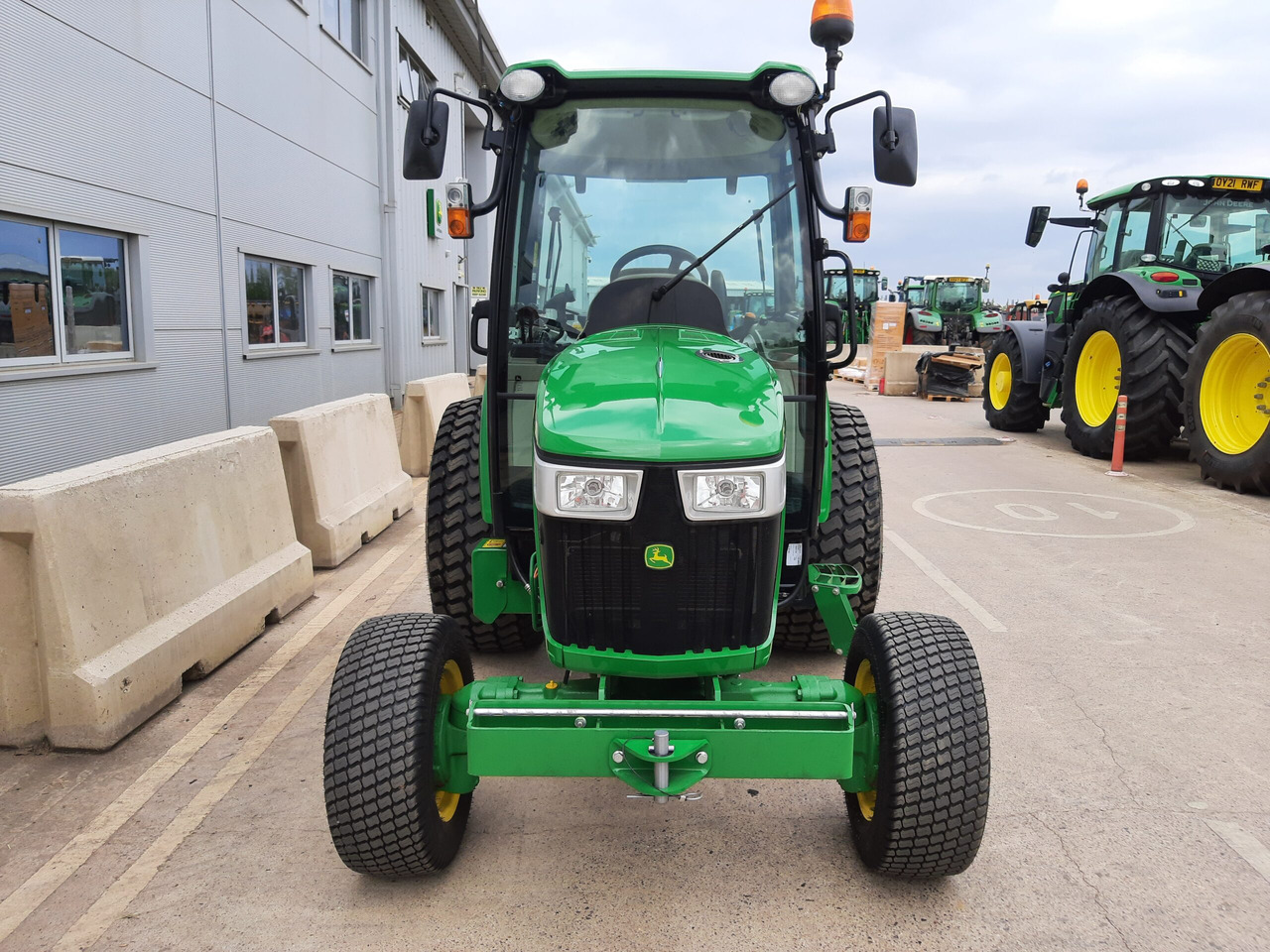 John Deere 4066R Compact Tractor - Mali traktor: slika John Deere 4066R Compact Tractor - Mali traktor John Deere 4066R Compact Tractor - Mali traktor: slika John Deere 4066R Compact Tractor - Mali traktor