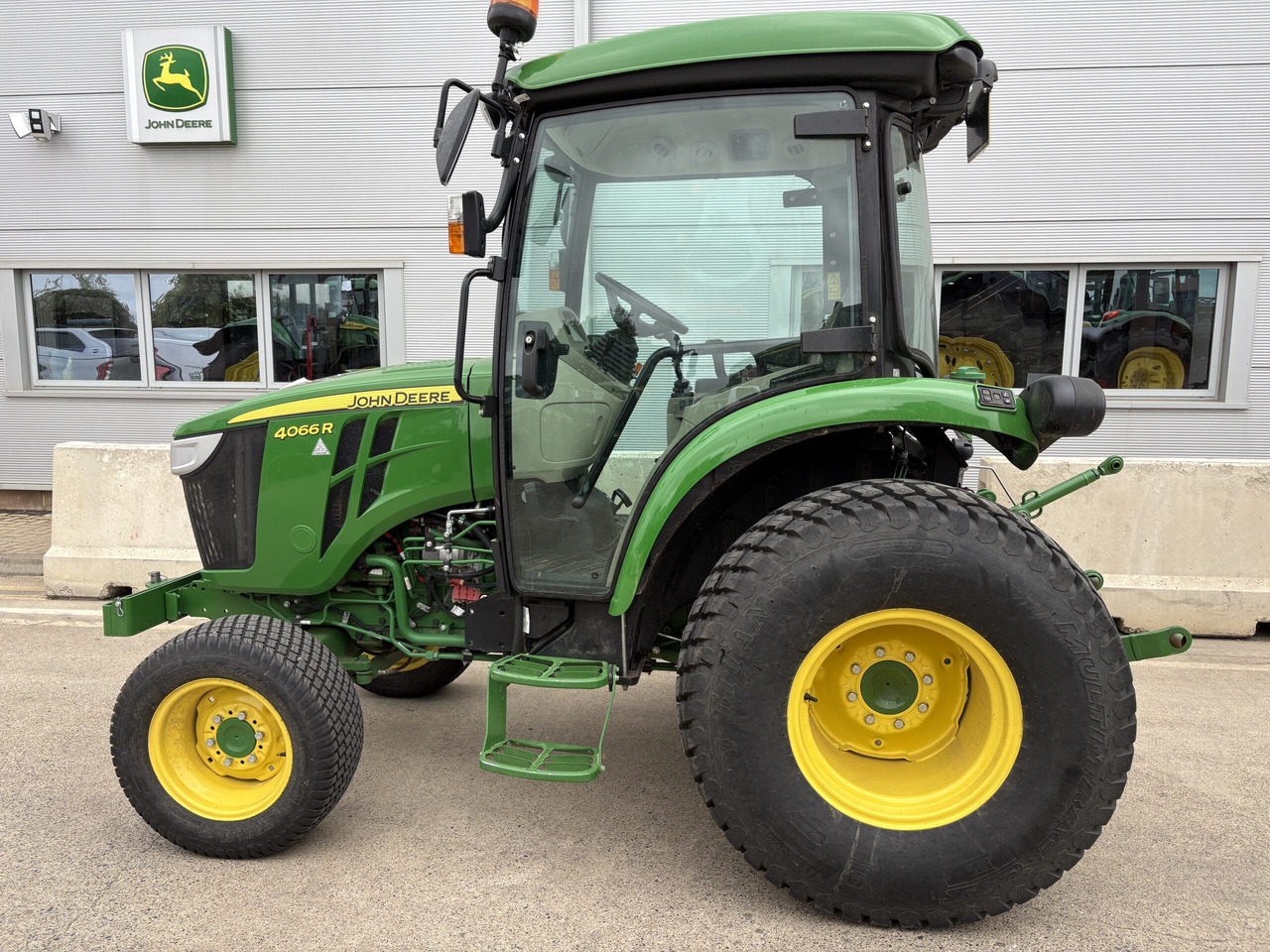 John Deere 4066R Compact Tractor - Mali traktor: slika John Deere 4066R Compact Tractor - Mali traktor John Deere 4066R Compact Tractor - Mali traktor: slika John Deere 4066R Compact Tractor - Mali traktor
