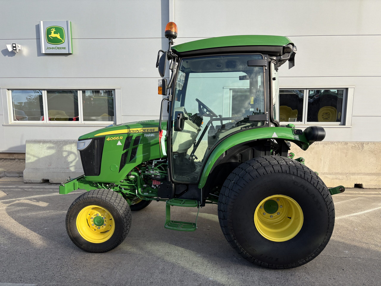 John Deere 4066R Compact Tractor - Mali traktor: slika  John Deere 4066R Compact Tractor - Mali traktor John Deere 4066R Compact Tractor - Mali traktor: slika  John Deere 4066R Compact Tractor - Mali traktor