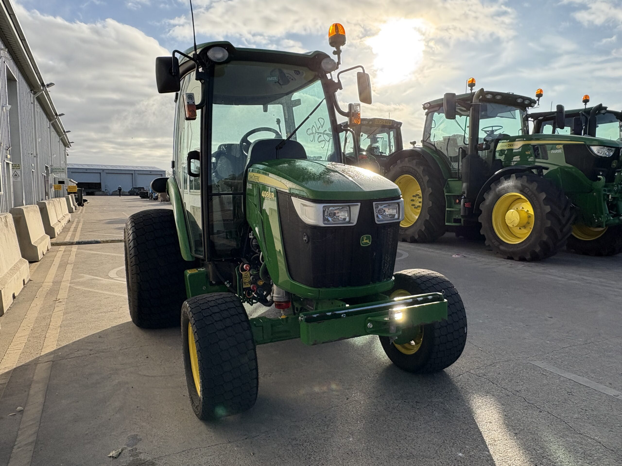 John Deere 4066R Compact Tractor - Mali traktor: slika  John Deere 4066R Compact Tractor - Mali traktor John Deere 4066R Compact Tractor - Mali traktor: slika  John Deere 4066R Compact Tractor - Mali traktor