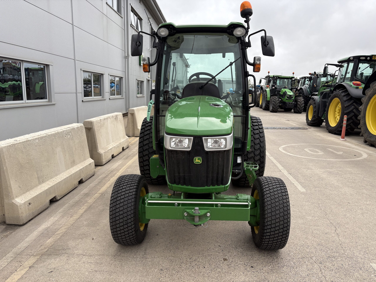 John Deere 4066R Compact Tractor - Mali traktor: slika John Deere 4066R Compact Tractor - Mali traktor John Deere 4066R Compact Tractor - Mali traktor: slika John Deere 4066R Compact Tractor - Mali traktor
