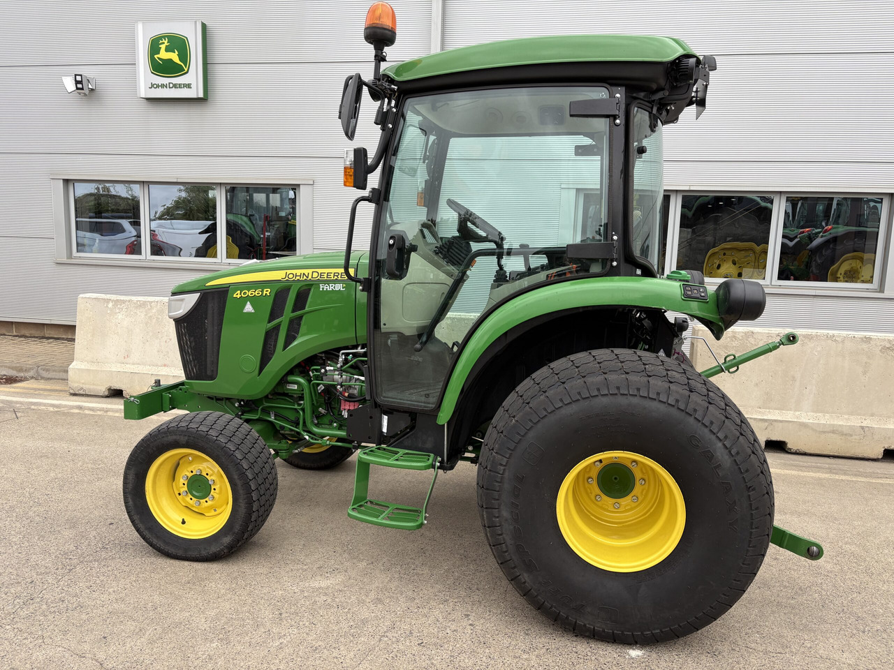 John Deere 4066R Compact Tractor - Mali traktor: slika John Deere 4066R Compact Tractor - Mali traktor John Deere 4066R Compact Tractor - Mali traktor: slika John Deere 4066R Compact Tractor - Mali traktor