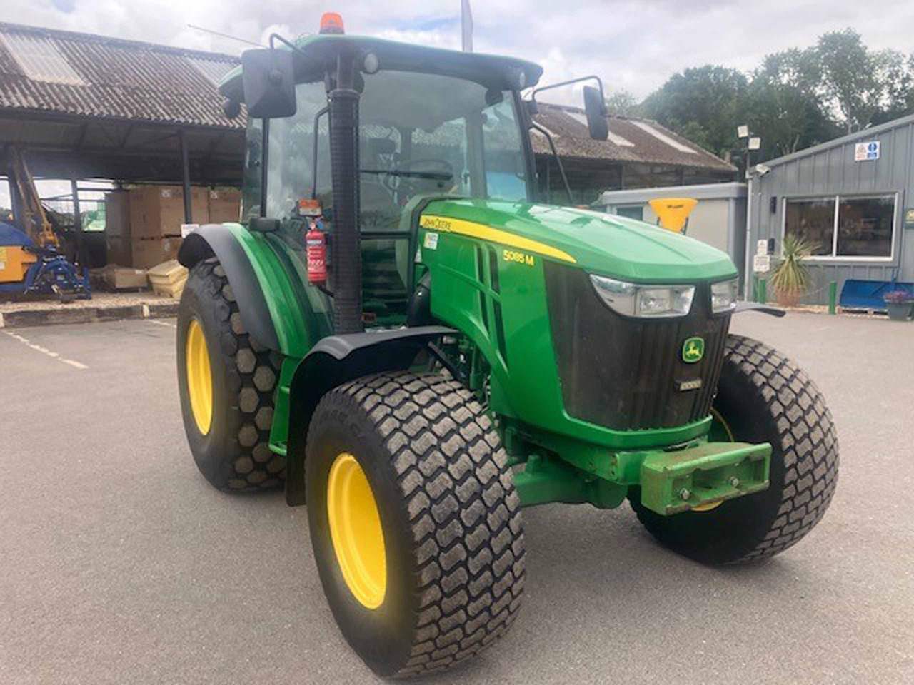 John Deere 5085M - Traktor: slika John Deere 5085M - Traktor John Deere 5085M - Traktor: slika John Deere 5085M - Traktor