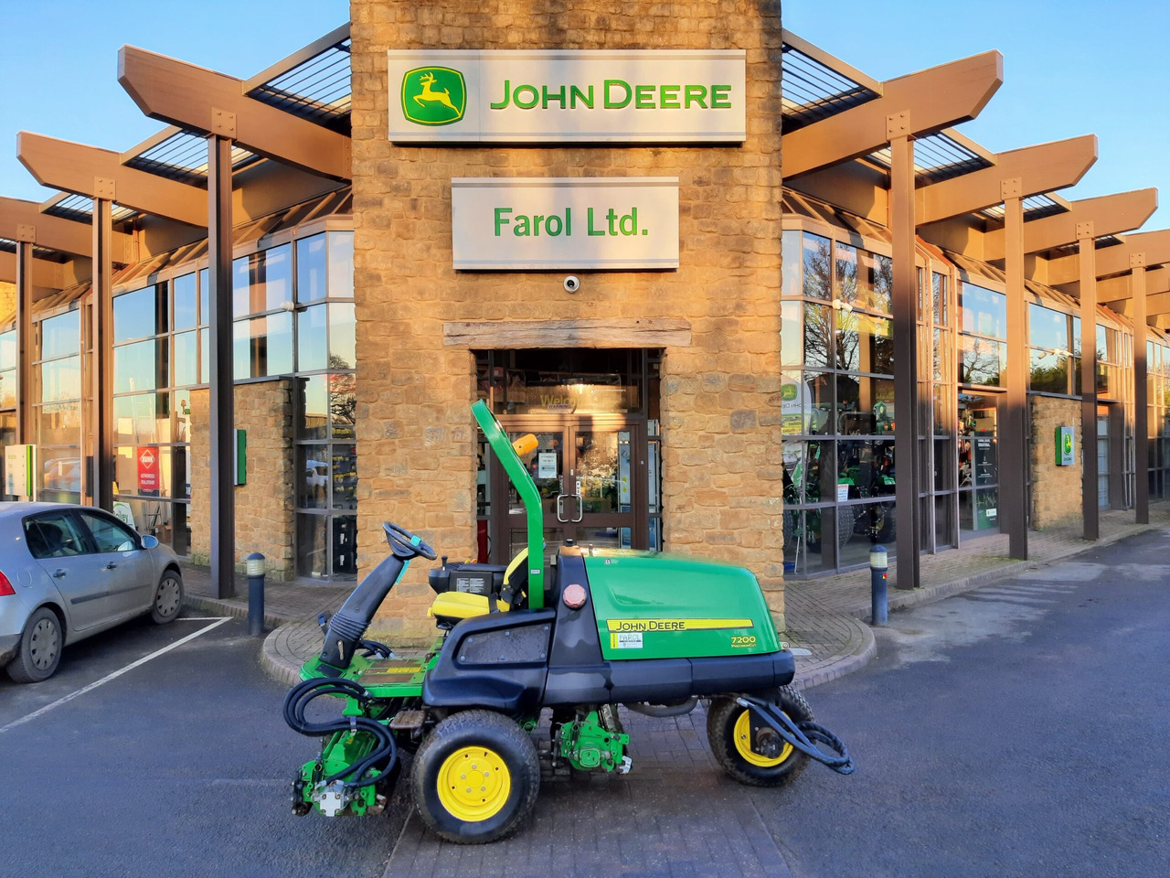 John Deere 7200 utility triple mower - Vrtna kosilica: slika John Deere 7200 utility triple mower - Vrtna kosilica John Deere 7200 utility triple mower - Vrtna kosilica: slika John Deere 7200 utility triple mower - Vrtna kosilica