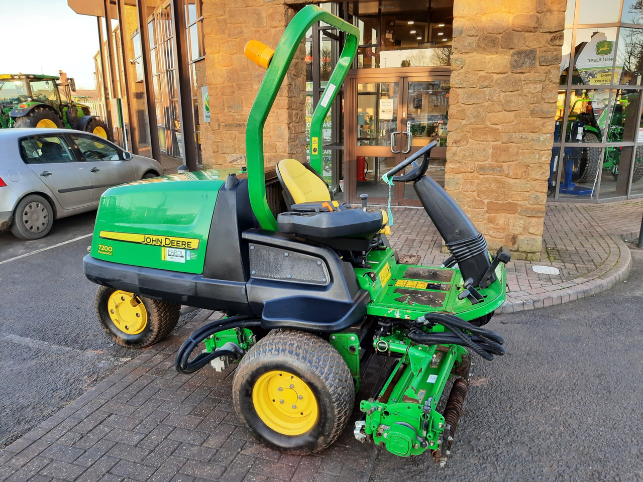 John Deere 7200 utility triple mower - Vrtna kosilica: slika John Deere 7200 utility triple mower - Vrtna kosilica John Deere 7200 utility triple mower - Vrtna kosilica: slika John Deere 7200 utility triple mower - Vrtna kosilica