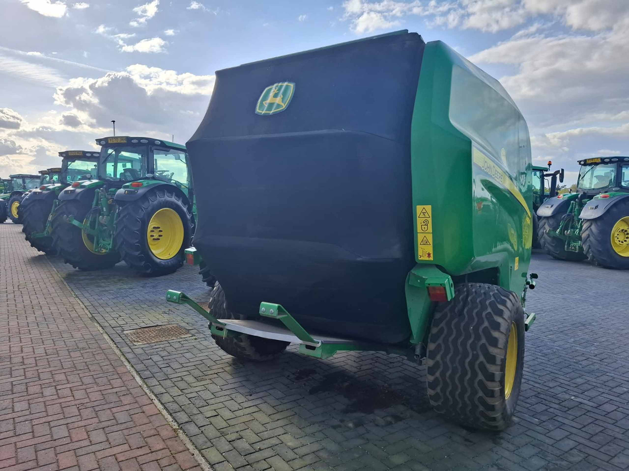 John Deere V451R - Oprema za prevrtanje sijena: slika John Deere V451R - Oprema za prevrtanje sijena John Deere V451R - Oprema za prevrtanje sijena: slika John Deere V451R - Oprema za prevrtanje sijena
