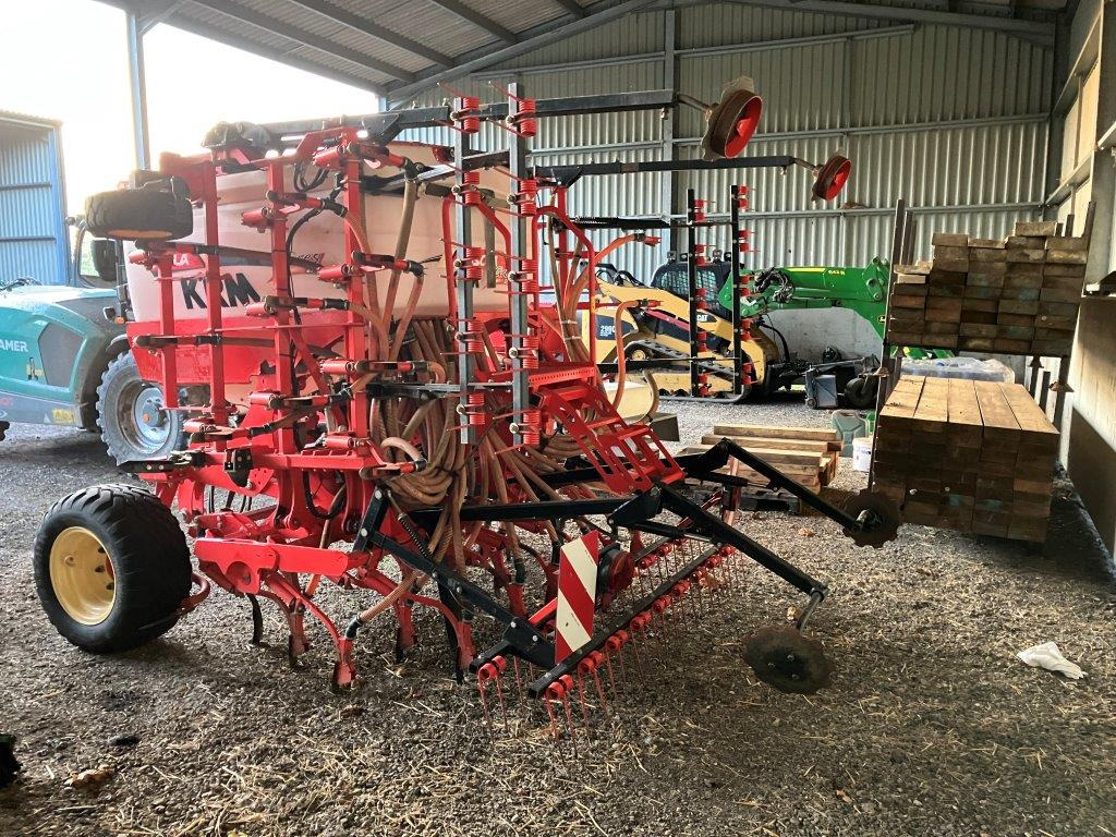 KRM Sola Ares 2713 4.8mtr tine drill - Oprema za sijanje: slika KRM Sola Ares 2713 4.8mtr tine drill - Oprema za sijanje KRM Sola Ares 2713 4.8mtr tine drill - Oprema za sijanje: slika KRM Sola Ares 2713 4.8mtr tine drill - Oprema za sijanje