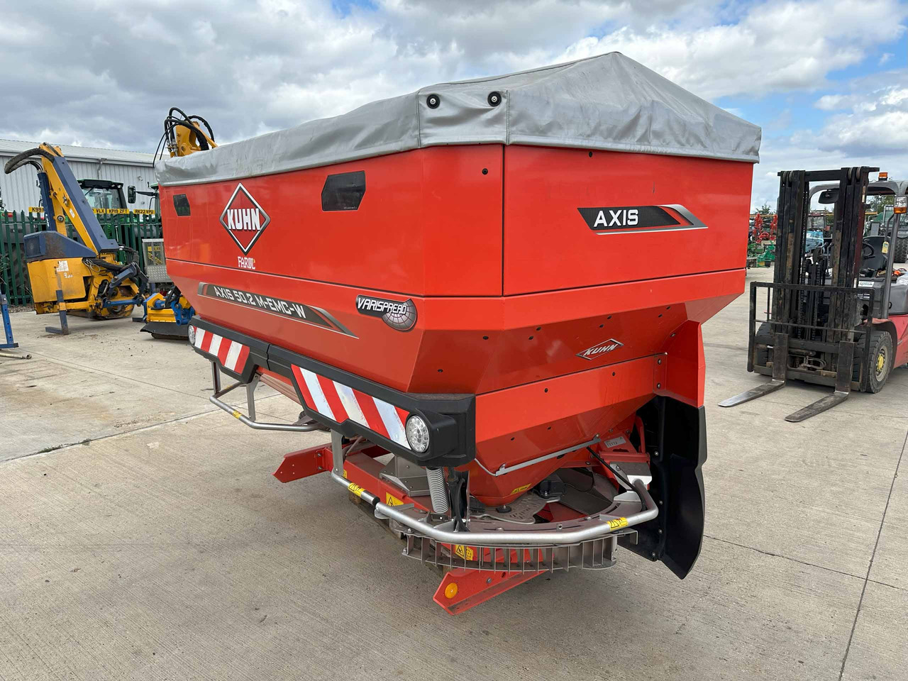 Kuhn Axis 50.2 M-EMC-W - Rasipač gnojiva: slika Kuhn Axis 50.2 M-EMC-W - Rasipač gnojiva Kuhn Axis 50.2 M-EMC-W - Rasipač gnojiva: slika Kuhn Axis 50.2 M-EMC-W - Rasipač gnojiva