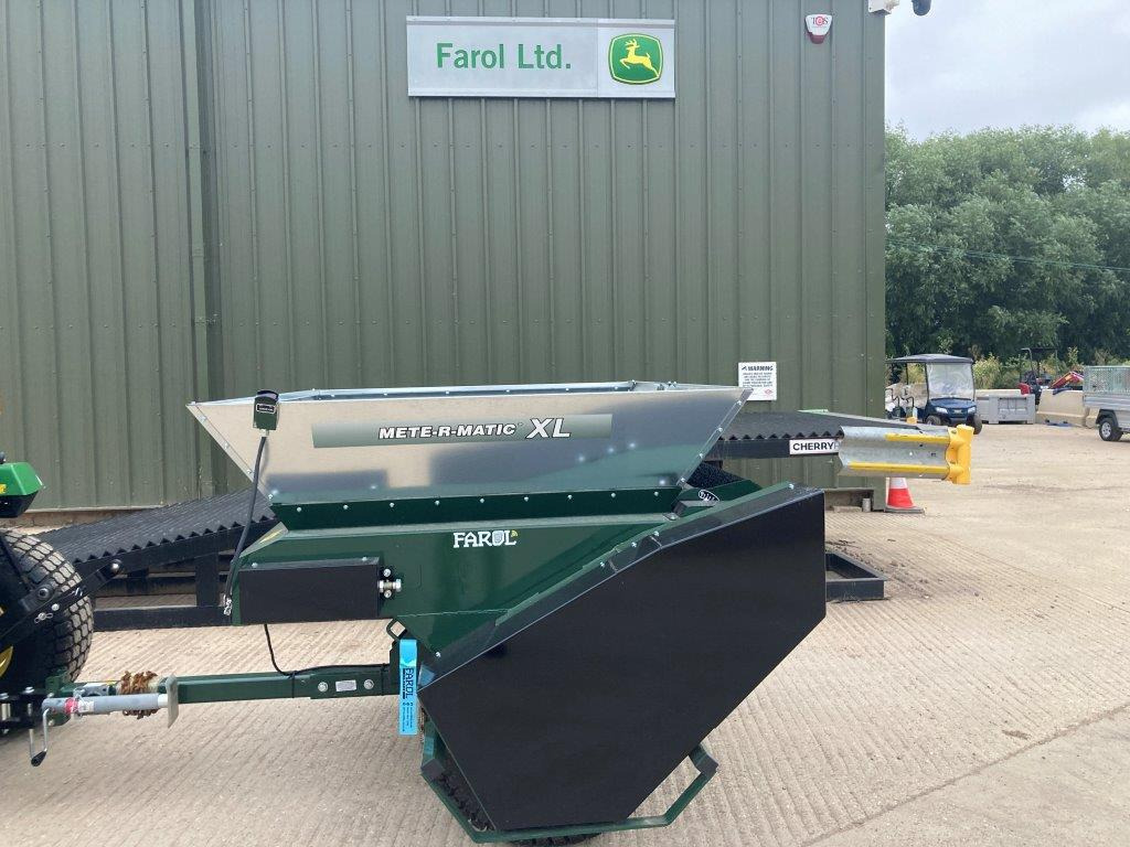Turfco METE-R-MATIC XL Top Dresser - Oprema za vrt: slika Turfco METE-R-MATIC XL Top Dresser - Oprema za vrt Turfco METE-R-MATIC XL Top Dresser - Oprema za vrt: slika Turfco METE-R-MATIC XL Top Dresser - Oprema za vrt
