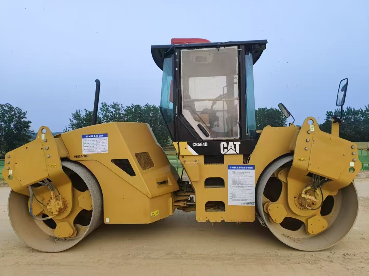 CATERPILLAR CB564D - Valjak: slika CATERPILLAR CB564D - Valjak CATERPILLAR CB564D - Valjak: slika CATERPILLAR CB564D - Valjak